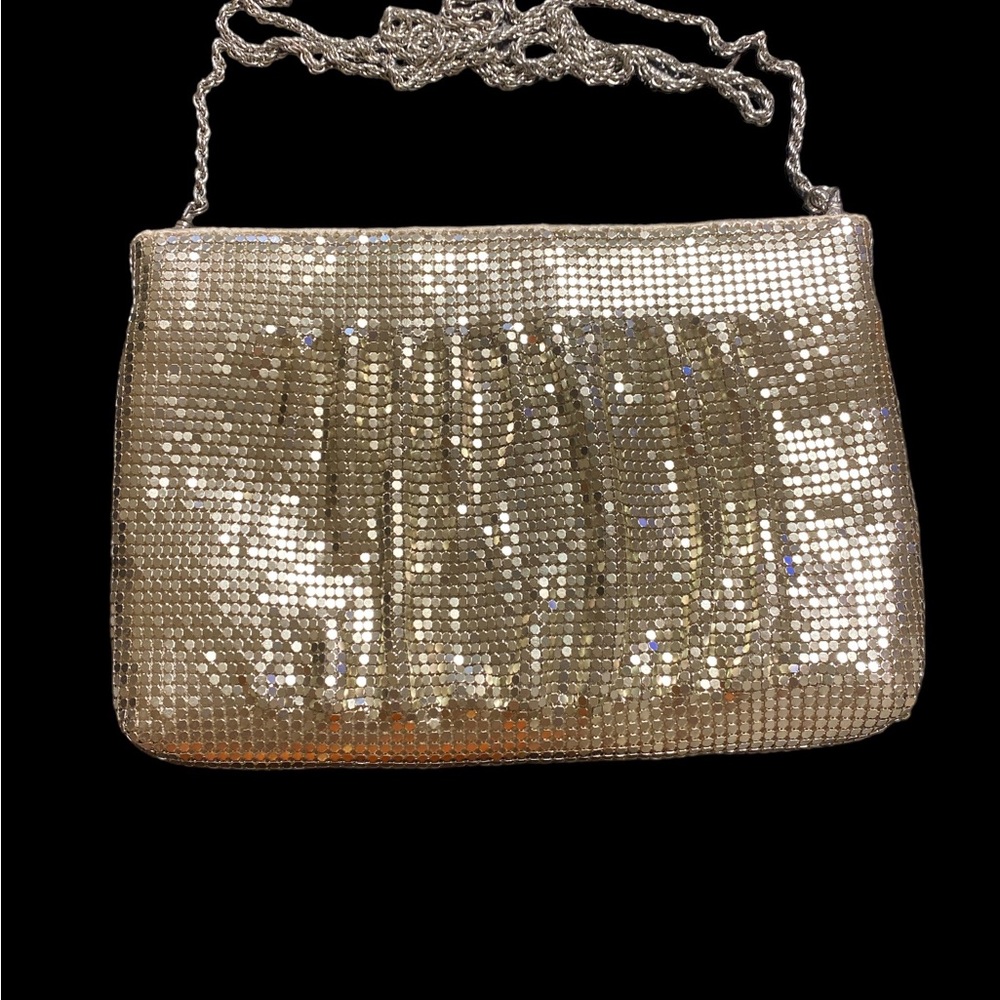 Metallic clutch with silver sequins
  Artristy